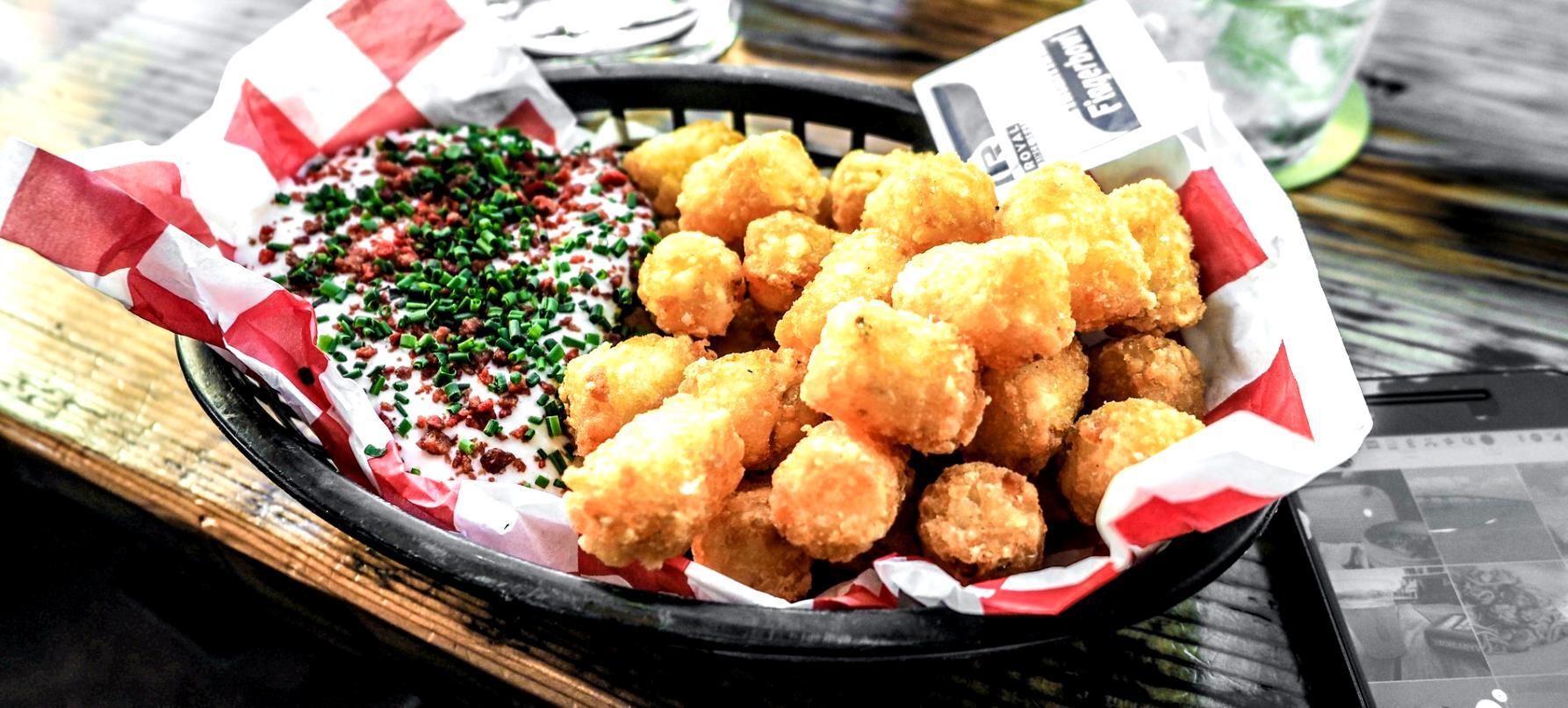 Nowoczesne stanowisko komputerowe z wieloma monitorami i lampką biurkową