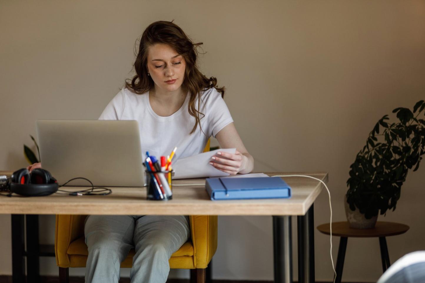 Środowisko pracy zespołu Greso Hvewo z materiałami edukacyjnymi o zdrowym odżywianiu